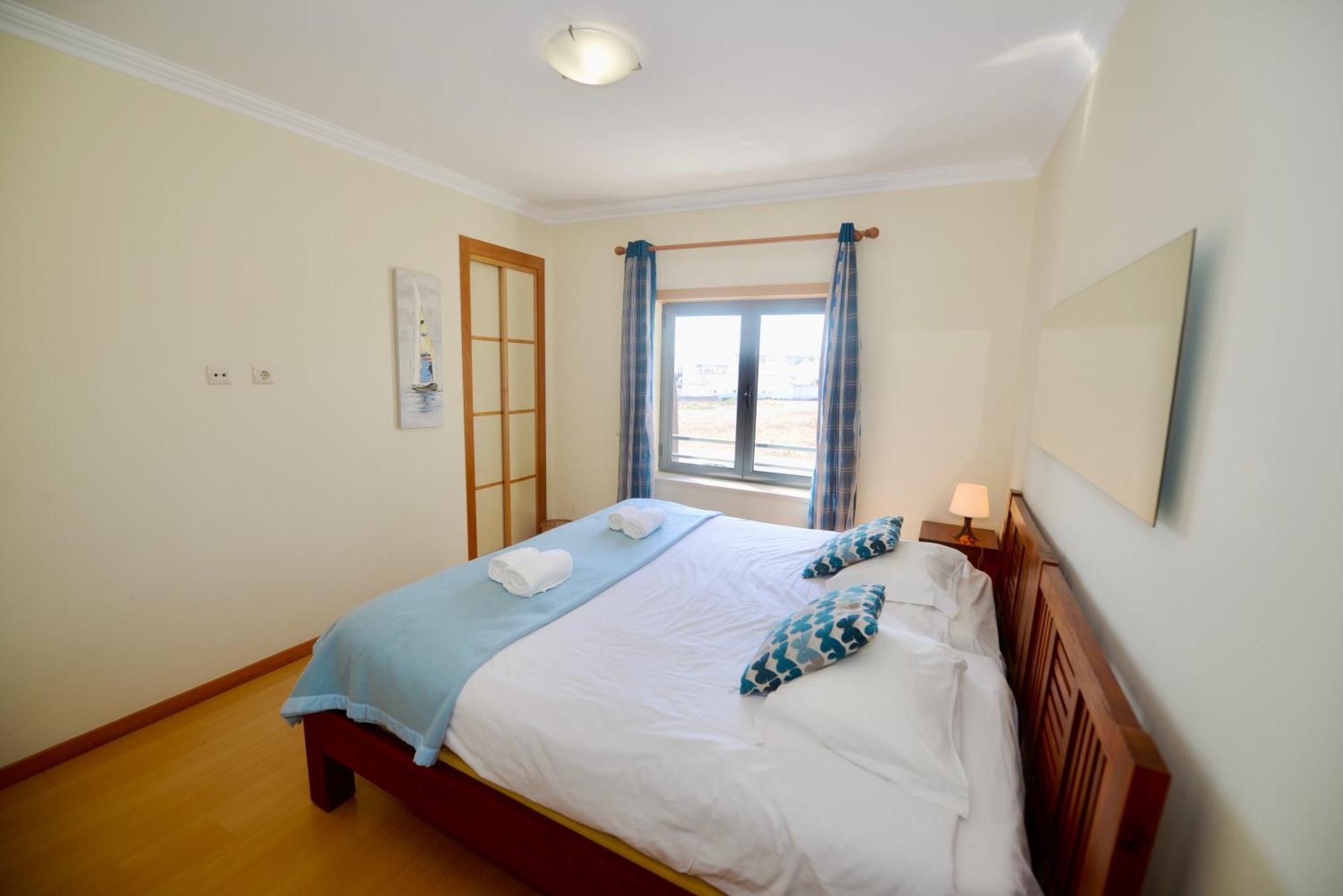 Pebble - 1 Bedroom Apartment Sleeps 5 With Pool & Tennis Court São Martinho do Porto Buitenkant foto