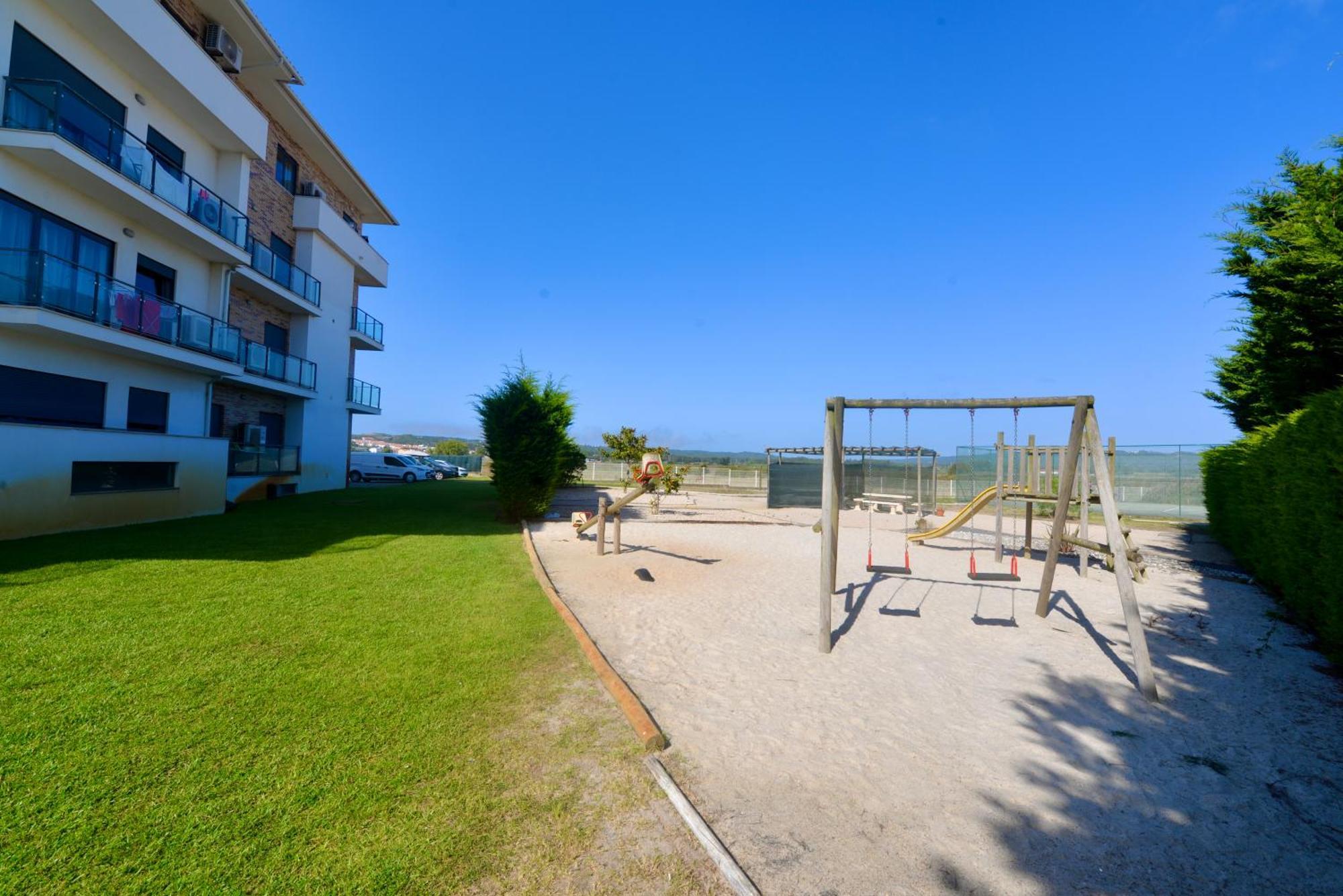 Pebble - 1 Bedroom Apartment Sleeps 5 With Pool & Tennis Court São Martinho do Porto Buitenkant foto